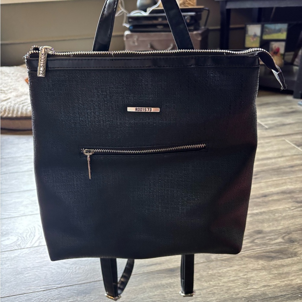 Roots 73 backpack Bag. Slim handle, Great condition
